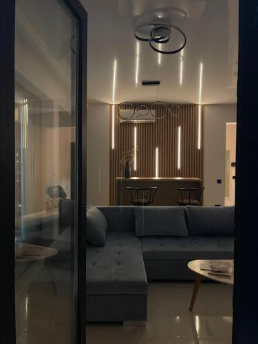 a living room with a blue couch and a table at Shiba studio Mamaia in Mamaia