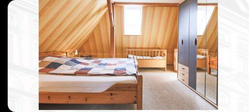 a small bedroom with a bed and a window at Ferienwohnung Wassergrundstück an der Schlei in Fahrdorf