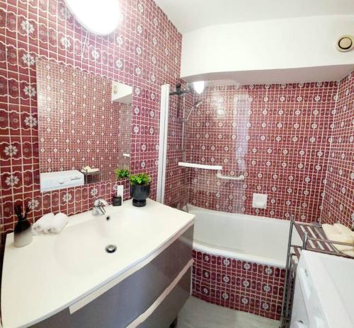 une salle de bain avec une baignoire et un lavabo et une baignoire dans l'établissement Studio T1- 2 min des Plages - Golf-Juan - Clim&Wifi, à Vallauris