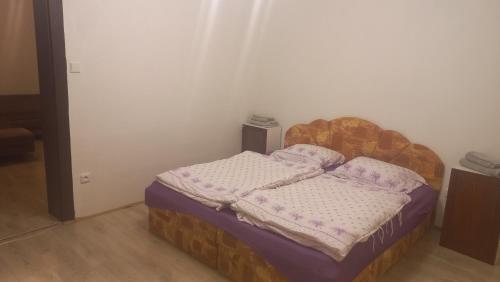 1 cama con 2 almohadas en una habitación en Skromné ubytování v soukromí en Cheb