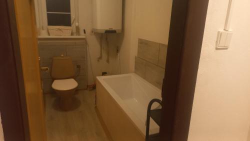 uma casa de banho com um WC, uma banheira e um lavatório. em Skromné ubytování v soukromí em Cheb
