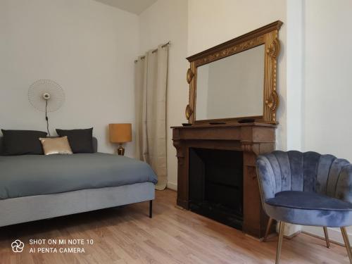 um quarto com uma cama, um espelho e uma cadeira em Appartement quai de Joliette/ mucem/major em Marselha
