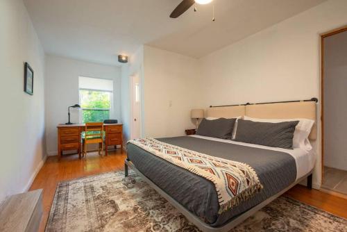 ein Schlafzimmer mit einem großen Bett und einem Schreibtisch in der Unterkunft Casa Lupita- Patio & Firepit, King Bed 4BR in Santa Fe
