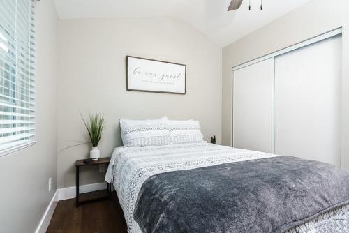 une chambre blanche avec un lit et une fenêtre dans l'établissement Entire 2 bedroom Pet Friendly Guest Cottage, à Alpine