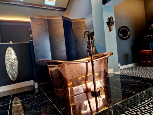 eine Kupferbadewanne im Bad mit Waschbecken in der Unterkunft The Hamilton - The Studio luxury holiday let's in Scorton