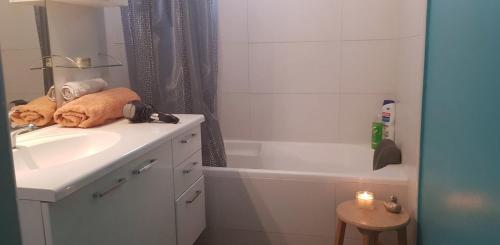 Bathroom sa chambre au calme avec salle de bain privée