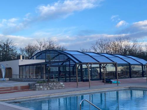 un bâtiment avec une piscine devant dans l'établissement Chaussy55, à Lagorce