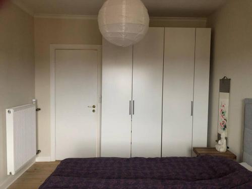 Postel nebo postele na pokoji v ubytování Comfortable, quiet and central apartment