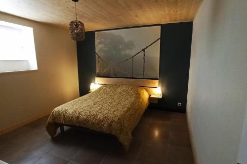 - une chambre avec un lit et une fenêtre avec un pont dans l'établissement Logement avec terrasse Millau, à Millau