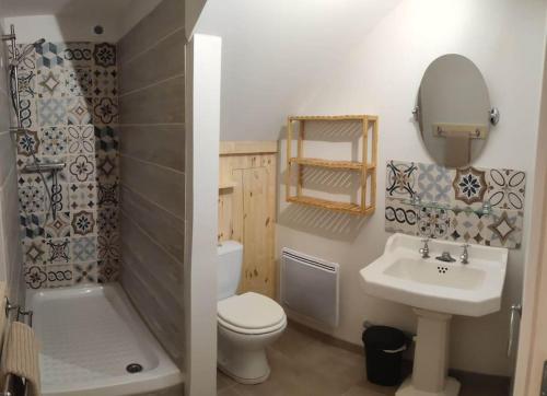 een badkamer met een toilet, een wastafel en een douche bij Logement avec terrasse Millau in Millau