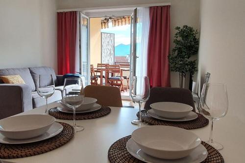 een eettafel met wijnglazen en borden erop bij Apartment via San Carlo in Muralto-Locarno in Muralto