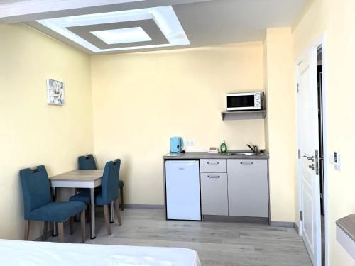 Η κουζίνα ή μικρή κουζίνα στο Sea View Apartment free parking