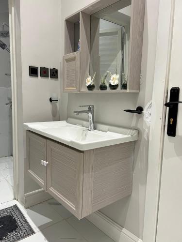 a bathroom with a sink and a mirror at سكون الفاخرة - دخول ذاتي in As Sayl aş Şaghīr
