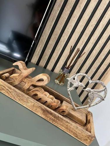 a wooden tray with a cross and a heart on it at City Vibe Zentrum Zwickau in Zwickau