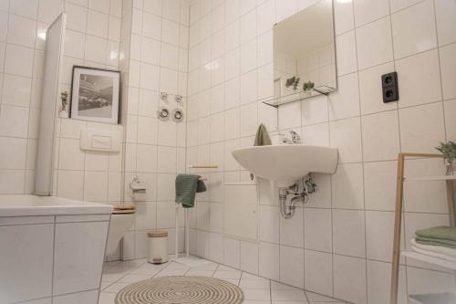 een witte badkamer met een wastafel en een toilet bij City Vibe Zentrum Zwickau in Zwickau
