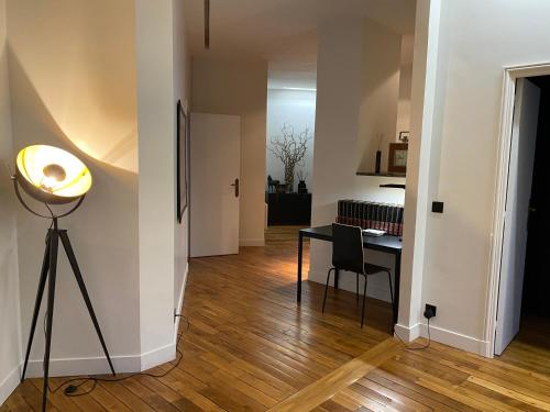 un salon avec une table et un bureau dans l'établissement Appartement 3 chambres Paris 7e, à Paris