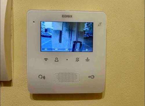 un interrupteur lumineux sur un mur avec une photo sur celui-ci dans l'établissement Loft cara, à Florence