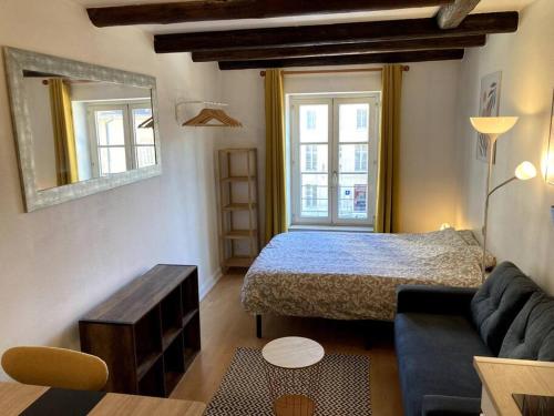 une petite pièce avec un lit et un canapé dans l'établissement Confortable studio centre ville, à Nancy