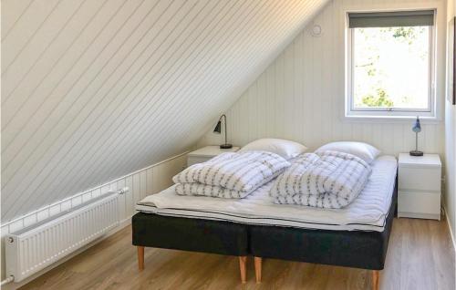 SønderbyにあるBeautiful Home In Rm With 3 Bedrooms, Sauna And Wifiのベッドルーム1室(枕付きのベッド1台、窓付)