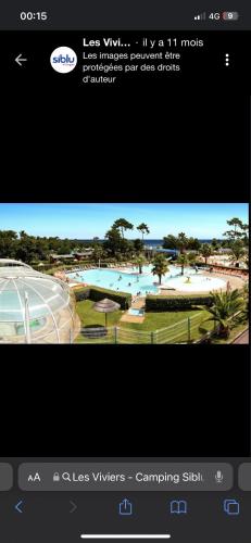 une capture d'écran d'une vidéo d'une piscine dans l'établissement Mobil-home 4/6 personnes dans un camping 4 étoiles, à Lège-Cap-Ferret