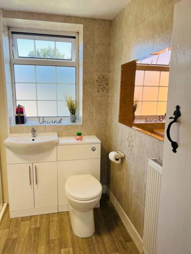 Gallery image of Willow Cottage - Billinge Wigan, sleeps 4 , parking and garden in Billinge