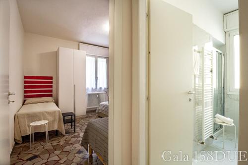 una stanza con una camera da letto con un letto e una finestra di Gala158DUE Fair District a Bologna