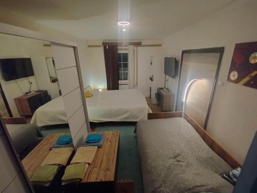 Habitación con vistas a un dormitorio con cama y mesa. en FER accommodation, en Idrija