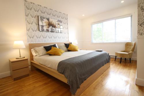 a bedroom with a large bed with yellow pillows at Luxueux - Deco moderne, Rosemont in Montréal