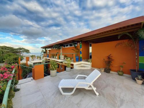 patio z białym krzesłem i budynkiem w obiekcie Malibu Rooftop w mieście Nueva Gorgona