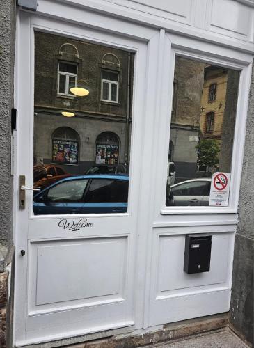 Una puerta blanca con un coche en una ventana en 7DAB 8 contactless self check-in, en Budapest