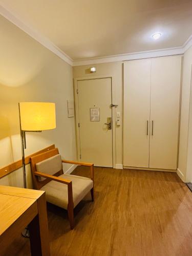 Ruang duduk di Quarto de hotel de luxo Congonhas