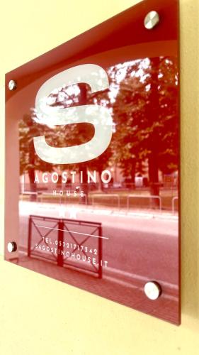 a sign with the number six on a street at SAGOSTINO HOUSE in SantʼAgostino