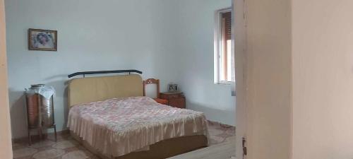 - une chambre avec un lit dans une pièce dotée d'une fenêtre dans l'établissement Guest house Aferdita Beqiri, à Berat