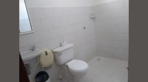 uma casa de banho branca com um WC e um lavatório em Hotel Mompox - Hotel Santa Cruz Mompos - Hotel Mompos em Mompós