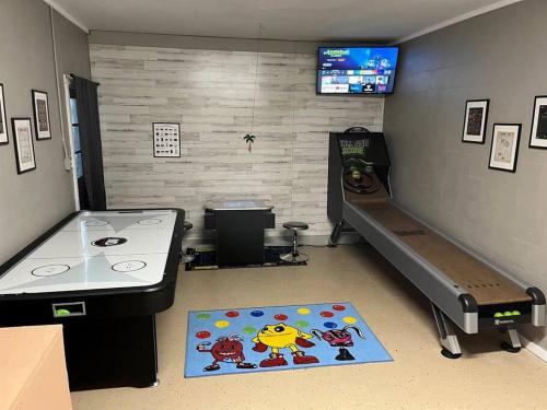 Salle de jeux dans l'établissement Steps to Beach! Putting Green, Game Room!
