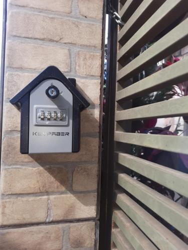 een huisplaquette aan de zijkant van een bakstenen muur bij Suite na varanda para casais in Foz do Iguaçu