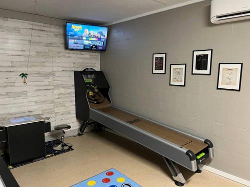 Salle ou équipements de sports de l'établissement Steps to Beach! Putting Green, Game Room!