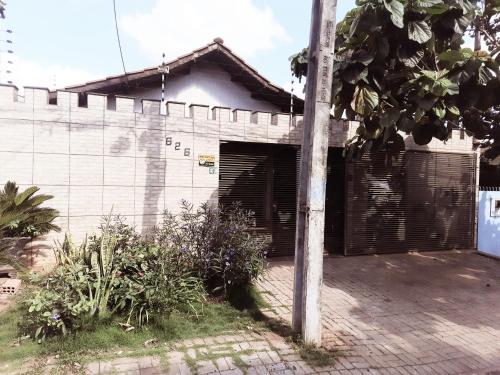 een gebouw met een poort en een paal ervoor bij Suite na varanda para casais in Foz do Iguaçu