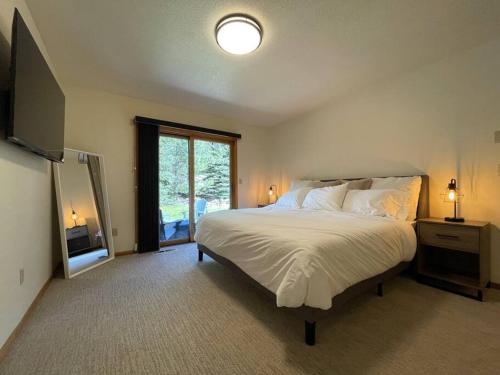 Ένα ή περισσότερα κρεβάτια σε δωμάτιο στο Sunriver Cascade House