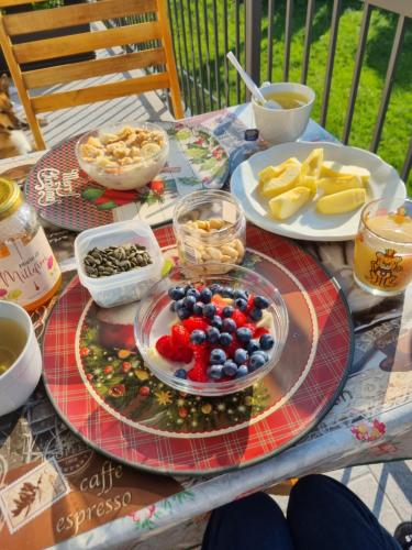 una mesa cubierta con platos de frutas y otros alimentos en LaLunaMia B&B and Holiday Apartment, en Bedollo