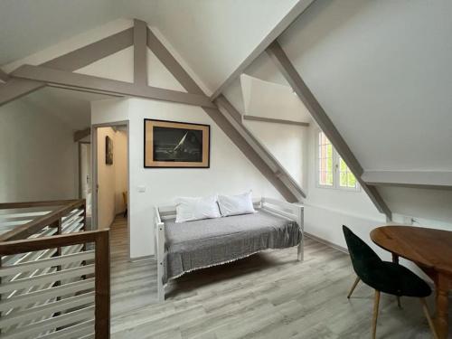 een slaapkamer met een bed op zolder bij La Giraudière in Cellettes