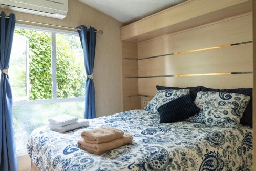 1 dormitorio con 1 cama con toallas en Mobilhome tout équipé en Quimper