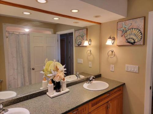 CharltonCozy Lake Cottage的配有两个水槽和一面大镜子的浴室