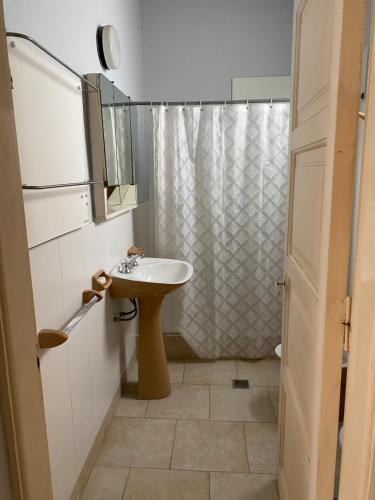 een kleine badkamer met een wastafel en een douche bij Departamento Hospital Privado Quality maternidad Con cochera in Cordoba