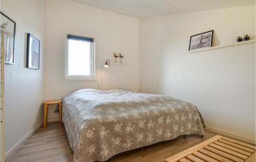 um quarto com uma cama e uma janela em Cozy Apartment In Ringkbing With Kitchen em Ringkøbing