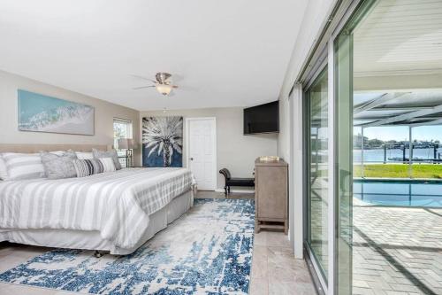 Ένα ή περισσότερα κρεβάτια σε δωμάτιο στο Luxe Private Waterfront Getaway with Pool in Ozona