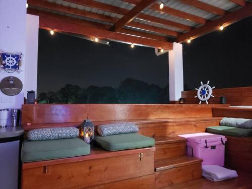 eine Veranda mit einer Bank und Kissen darauf in der Unterkunft 3 Bedroom & Terrace Pool in La Ceiba