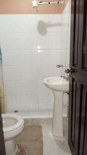 Un baño de 3 Bedroom & Terrace Pool
