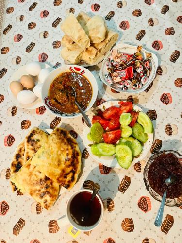 uma mesa coberta com pratos de comida e tigelas de molhos em Guesthouse Taso em Naki