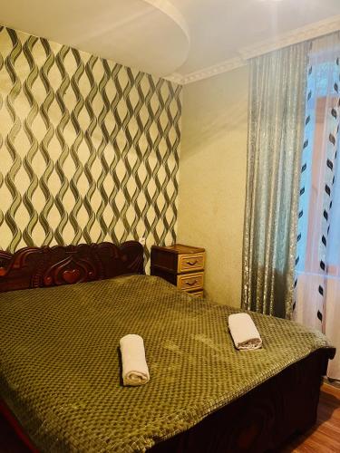 um quarto com uma cama com duas toalhas em Guesthouse Taso em Naki